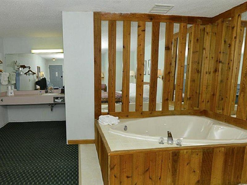 Americas Best Value Inn St. Ignace Exterior foto