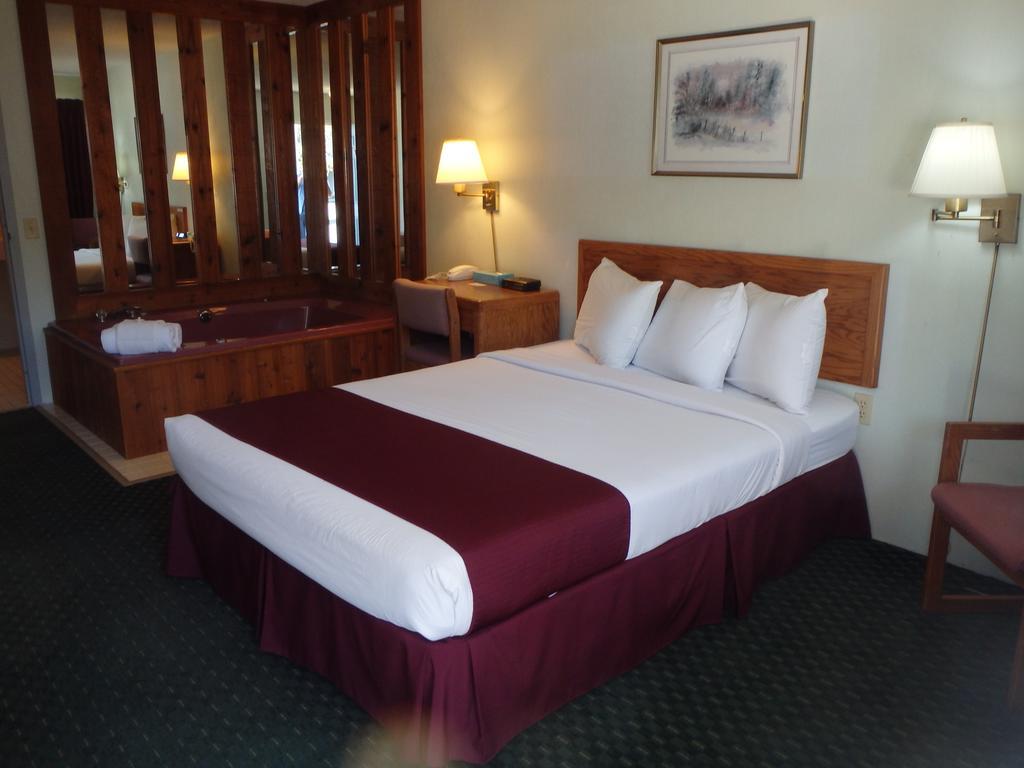 Americas Best Value Inn St. Ignace Exterior foto