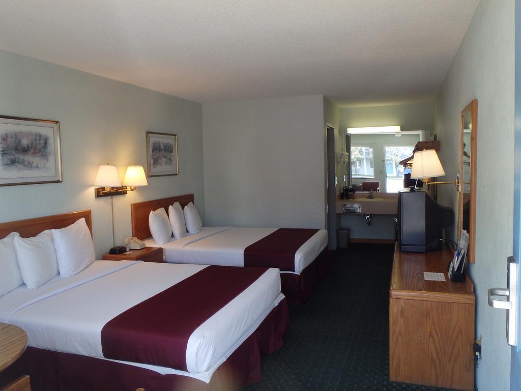 Americas Best Value Inn St. Ignace Exterior foto