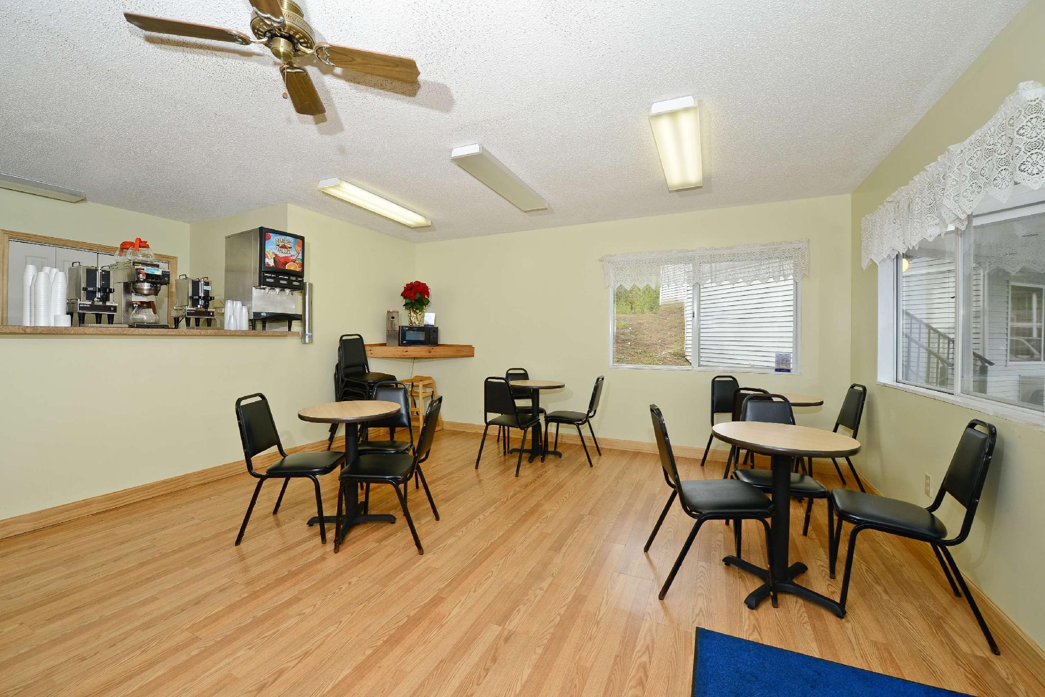 Americas Best Value Inn St. Ignace Restaurant foto