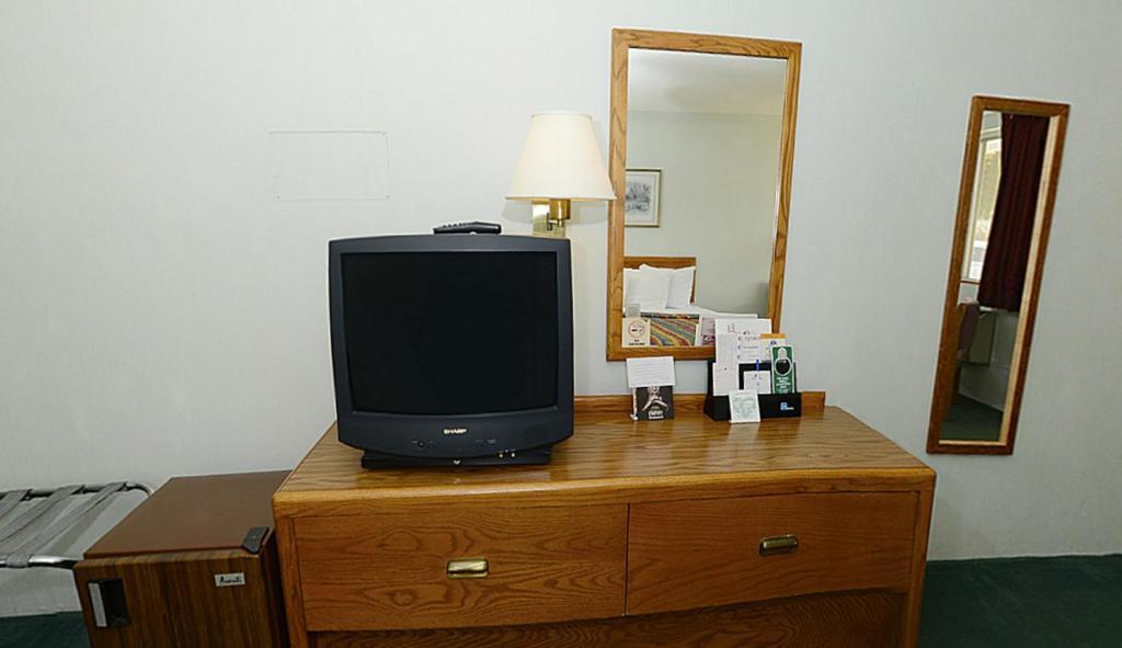 Americas Best Value Inn St. Ignace Exterior foto