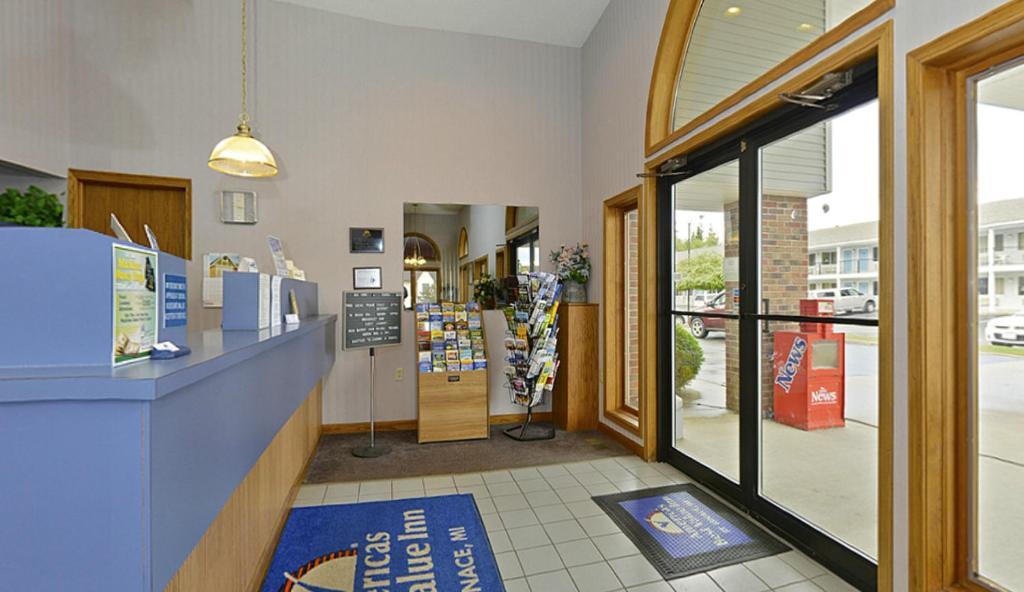 Americas Best Value Inn St. Ignace Exterior foto