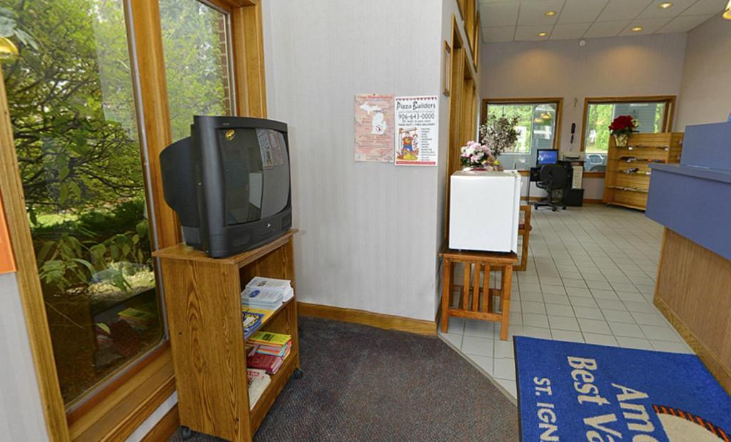 Americas Best Value Inn St. Ignace Exterior foto