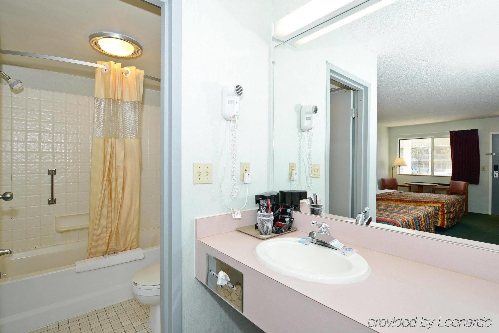 Americas Best Value Inn St. Ignace Exterior foto
