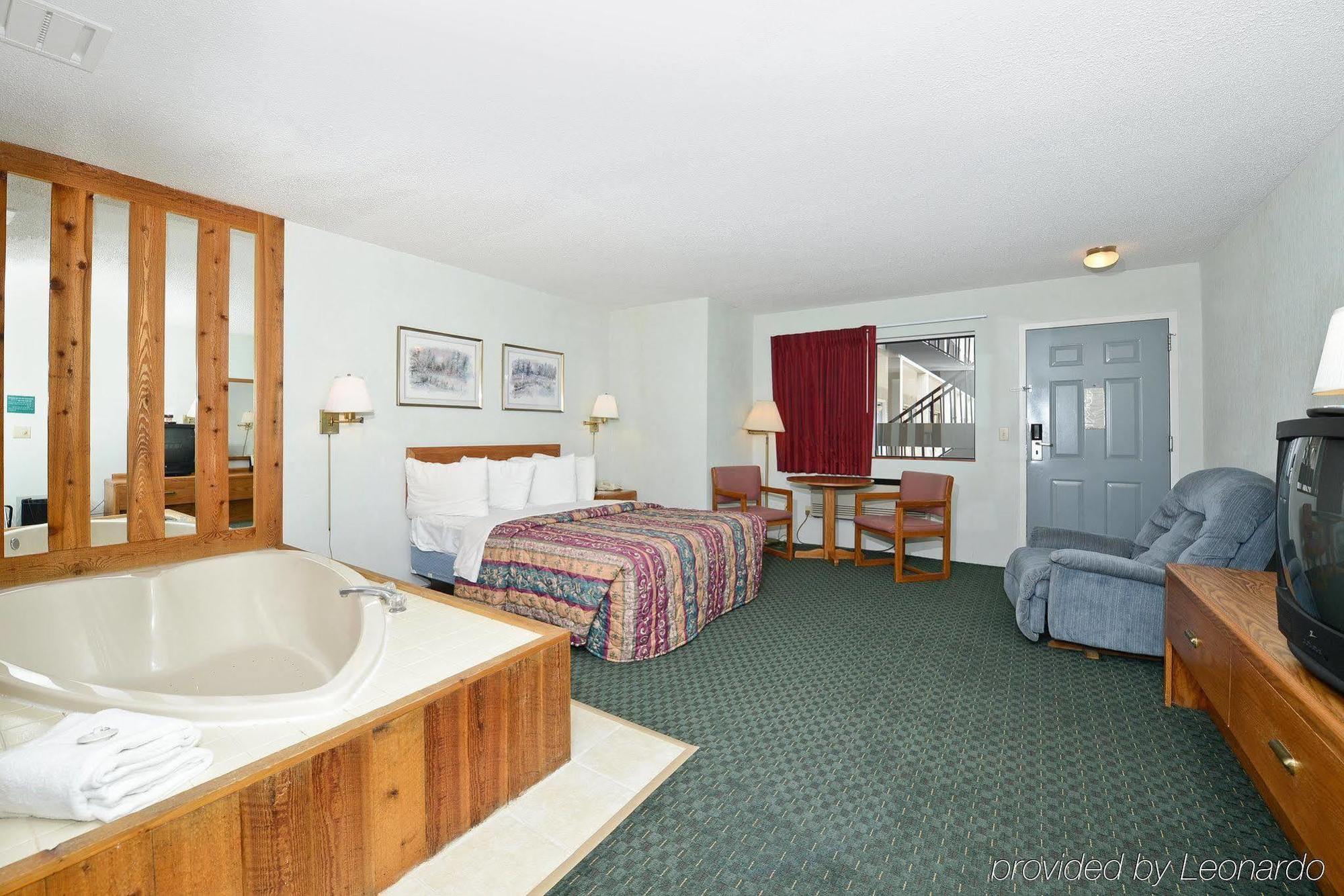 Americas Best Value Inn St. Ignace Exterior foto
